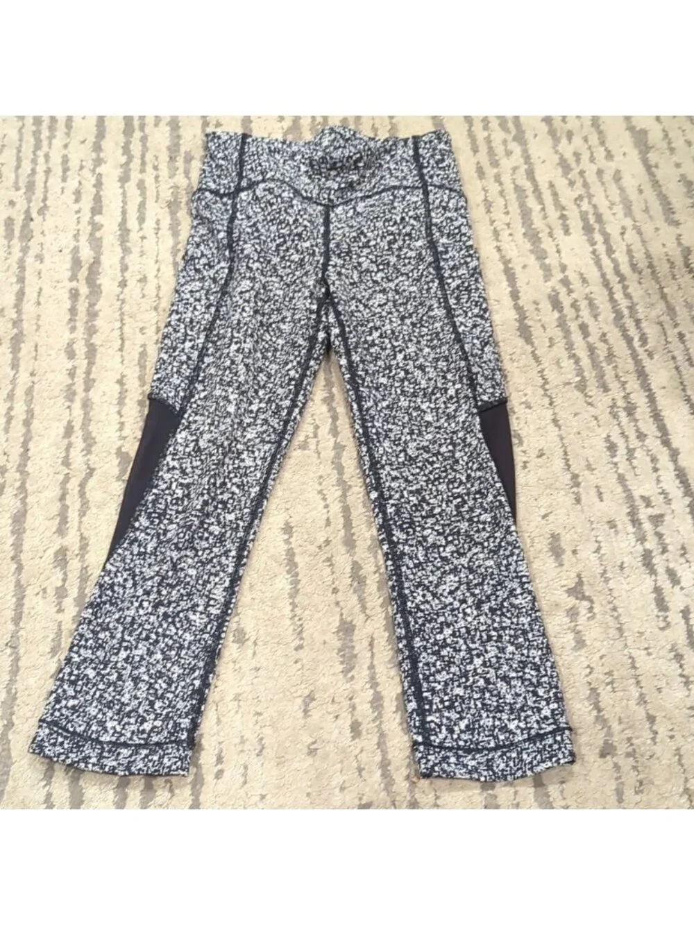 Lululemon Sole Training Crop Daisy Dust Alpine White Black / Black